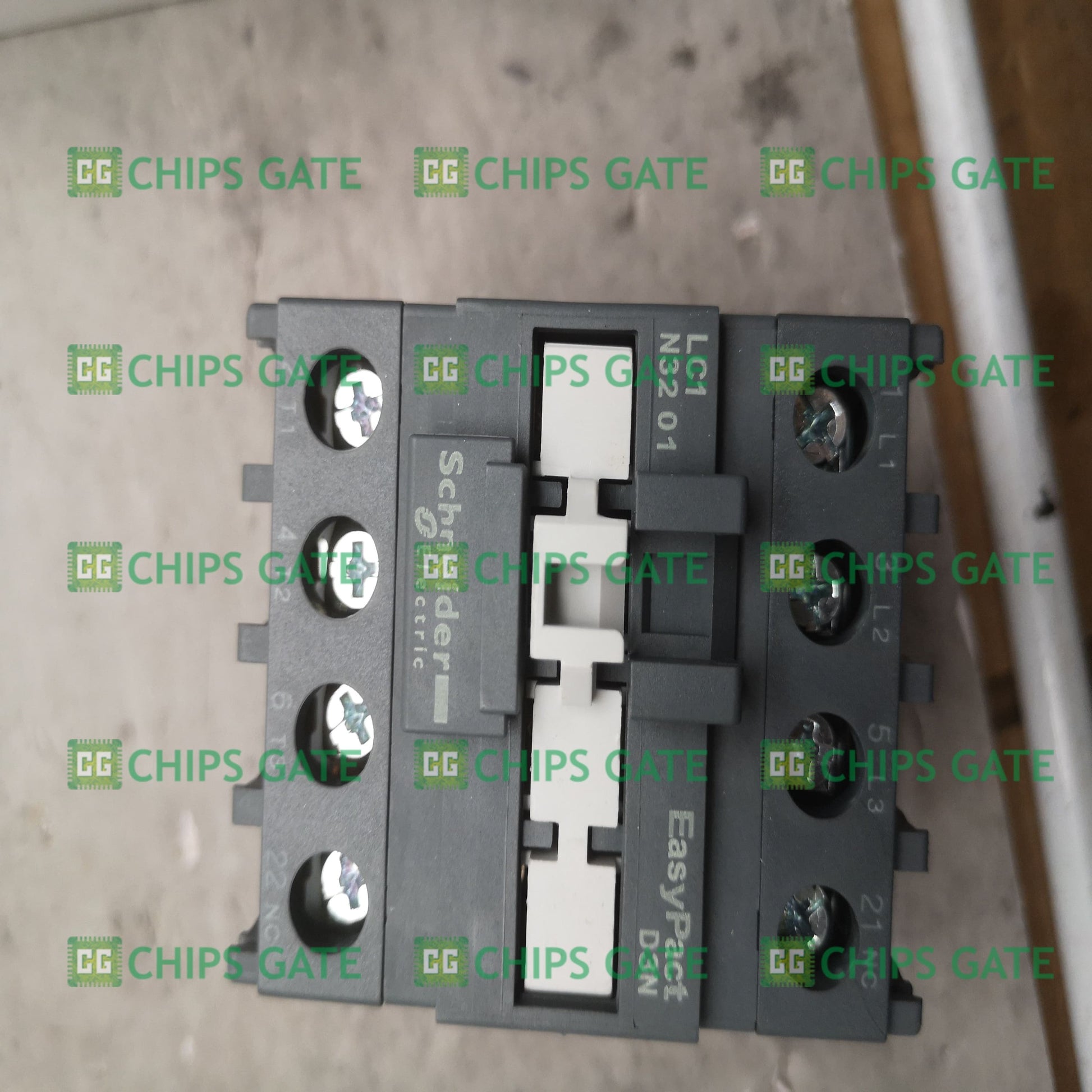 LC1E3201M5N